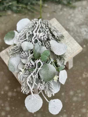 Konár (eukalyptus, čečina, šišky) textil+plast, zasnežený, 51cm (z toho len čečina 34cm) 