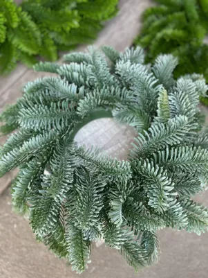 Veniec smrek NOBILIS, strieborný, plast, 35cm 