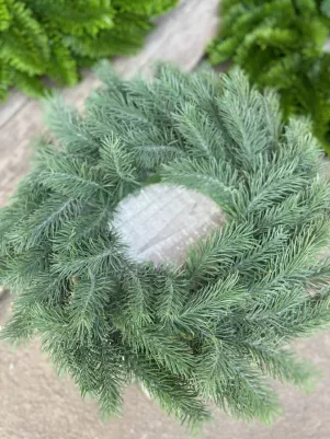 Veniec čečina poprášený plast, roztiahnutý 35cm 