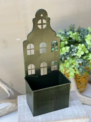Zelená plechová nádoba. Výška 32cm, spodná časť 14x9cm.