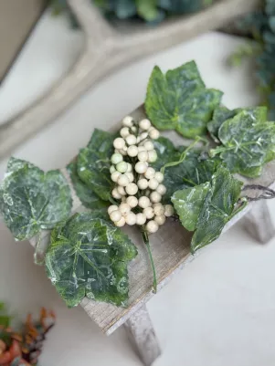 Listy vinič (cca 10cm, textil), bobule biele (polystyrén) 